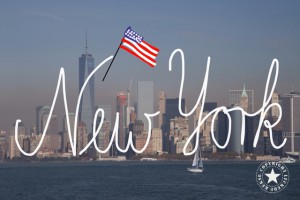 New York Skyline und amerikanische Flagge